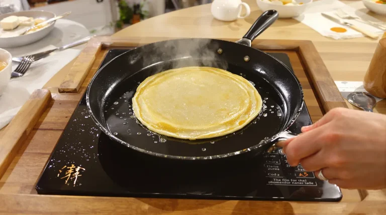 Pâte à crêpes de Christophe Michalak : le secret d'une recette ultra-légère, express sans repos et avec peu d’œufs