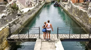 Souvent boudée au profit de Marseille, cette ville provençale réserve de belles surprises